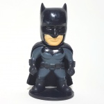 BATMAN - Figura promocional em vinil do personagem Batman da série Liga Da Justiça, peça original Bob`s.Medindo 7cm de altura.