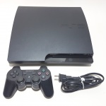 VIDEO GAME - PLAYSTATION - Console Playstation 3 / PS3 acompanhado de controle e cabo de alimentação. Obs: o console está ligando, porém se desliga logo após ligá-lo; controle não testado.