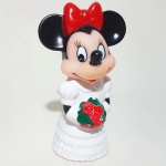 TURMA DO MICKEY - DISNEY - Figura em vinil com apito da personagem Minnie, peça sem marca aparente mas possivelmente original. Medindo 13cm de altura.