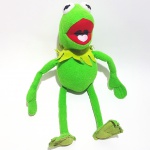 MUPPETS - DISNEY - LONG JUMP - Figura em pelúcia do personagem Kermit da série Os Muppets, peça original Long Jump 38cm de altura.