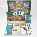 CLUE - HASBRO - Jogo de tabuleiro Clue (Detetive) completo e em ótimo estado de conservação. Obs: rasgo na lateral da caixa.