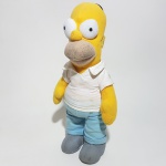SIMPSONS - SUNY - Figura em pelúcia do personagem Homer da série Os Simpsons, epça original Suny. Medindo 26cm de altura.
