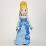 CINDERELA - DISNEY - Figura em pelúcia da série Cinderela, peça original Disney Stores. Medindo 55cm de altura.