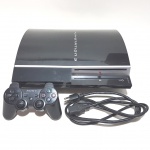 VIDEO GAME - PLAYSTATION - Console Playstation 3 / PS3 acompanhado de controle e cabo de alimentação; possui HD. Obs: o console está ligando, porém se desliga logo após ligá-lo; controle não testado.