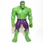 HULK - DISNEY - MARVEL - HASBRO - Grande figura articulada em plástico do personagem Hulk da série Os Vingadores, peça original Hasbro. Medindo 28cm de altura. Obs: possui desgates na pintura e resquícios de massinha no cabelo.