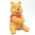 URSINHO POOH - DISNEY - MULTIBRINK - Figura agarradinho em plástico da série Ursinho Pooh, peça original Multibrink. Medindo 5cm de altura.