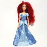 A PEQUENA SEREIA - DISNEY - Boneca articulada da personagem Ariel da série A Pequena Sereia, peça original Disney Parks.