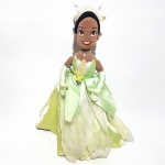 PRINCESA E O SAPO - DISNEY - Figura em pelúcia da personagem Tiana da série A Princesa e o Sapo, peça original Disney Wold. Medindo 41cm de atura.