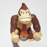 DONKEY KONG - NINTENDO - Figura articulada do personagem Donkey Kong, peça orinal Nintendo. Medindo 13 cm de altura. Os: possui desgastes na pintura.