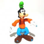 TURMA DO MICKEY - DISNEY - MATTEL - Figura articulada em vinil do personagem Pateta da série Turma do Mickey, peça original Mattel. Medindo 7,5cm de altura. Obs: possui desgastes na pintura.