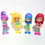 MORANGUINHO - HASBRO - Lote contendo 4 bonequinhas articuladas em vinil da série Moranguinho, peças originais Hasbro. Medindo todas 6cm de altura.