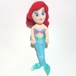 PEQUENA SEREIA - DISNEY - Figura em pelúcia da personagem Ariel da série A Pequena Sereia, peça original Disney. Medindo 22cm de altura.
