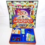 MONOPOLY - HASBRO - Jogo de tabuleiro Monopoly Edição Mundial, peça original Hasbro. OBS: lote incompleto