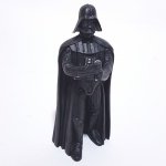 STAR WARS - HASBRO - Figura em vinil do personagem Darth Vader, peça original Hasbro. Medindo 8,5cm de altura. Obs: está sem a lâmina do sabre.