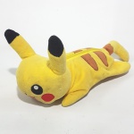 POKEMON – TOMY – Estojo em pelúcia do personagem Pikachu da série Pokémon, peça original Tomy.  Medindo 29cm de commprimento.