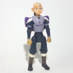 AVATAR – MATTEL – Figura articulada em plástico e vinil do personagem Aang da série Avatar, peça original Mattel. Medindo 13cm de altura. Obs: desgastes na pintura.