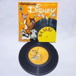 DISNEY - DISCO DE VINIL - Antigo conjunto de livro e disco de 33 e 1/3 RPM oriundos da década de 70: Histórinhas Disney com livro e disco - Bambi, peça da editora Abril. Medindo 18,5cm de altura. Obs: não 