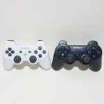 VIDEO GAME - PLAYSTATION - Lote contendo 2 controles sem fio para console Playstation 3 / PS3. Obs: não testados; o branco está com perdas no plug do cabo e com o botão R emperrando; e o preto com os botões L e R emperrando.