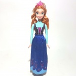 DISNEY - FROZEN - MATTEL - Bela figura articulada em plástico e vinil da personagem Anna da série Frozen contendo as botas, peça original Mattel. Medindo 28cm de altura. Obs: ínfimo rasgo na parte de trás do vestido.
