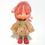 MORANGUINHO - ESTRELA - Antiga boneca da personagem Moranguinho, peça original Estrela. Obs: possui perdas nos cabelos.
