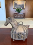 'CAIXA' EM FER-FORGÉ NA FORMA DE CAVALO MEDIEVAL. ARGOLA NA PORÇÃO SUPERIOR E FECHO LATERAL. MEDIDAS. 19A X 21C X 10L.