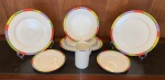 PORCELANA. SERVIÇO ROBERTO SIMÕES PARA DUAS PESSOAS COMPOSTO POR OITO PEÇAS. DOIS PRATOS RASOS; DOIS PRATOS DE SOBREMESA; TRÊS TRAVESSAS DE SERVIR E UMA JARRA D'ÁGUA.