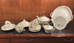 PORCELANA ROSENTHAL. PARTE DE SERVIÇO DE CHÁ, COMPOSTO POR; 1 BULE; 1 MANTEGUEIRA; 1 AÇUCAREIRO; 6 XÍCARAS; 7 PÍRES; 1 PRATO DE BOLO; 1 PRATO DE SERVIÇO; 1 JARRA PEQUENA. TOTAL; 19 PEÇAS. LINHA CHIPPENDALE - GERMANY. *NOTA. ESTE ITEM DEVERÁ SER RETIRADO ATÉ O DIA 06 DE JULHO POR FRETE OU TRANSPORTADORA CONTRATADA PELO ARREMATANTE.