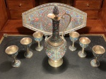 BRONZE COM TÉCNICA CLOISONNE. JOGO DE BANDEJA, GARRAFA E SEIS TAÇAS PARA CONSUMO DE LICOR DERIVADO DA UVA, COM SABOR DE ANÍS, CONHECIDO COMO RAKI (LEITE DE LEÃO). TURQUIA. MARCADO NO FUNDO DA BANDEJA. MAIOR MEDIDA BANDEJA; 30,5 X 15,5. ALTURA DA GARRAFA; 24 CM.