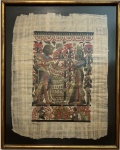 ARTE EGÍPCIA - KARNAK GALLERY - PINTURA SOBRE PAPIRO. CENA REPRESENTANDO A RAINHA, REGENTE E FARAÓ, HATSHEPSUT E SEU MEIO IRMÃO TUTAMÉS II. A FAINHA FARAÓ VIVEU NO COMEÇO DO SÉCULO XV A.C. E O PERÍODO DE SEU REINADO FOI DE GRANDE PROSPERIDADE E PAZ. CERTIFICADO NO VERSO. MEDIDAS; 52 X 42,5.