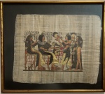 ARTE EGÍPCIA - KARNAK GALLERY - PINTURA SOBRE PAPIRO. CENA REPRESENTANDO OFERENDAS AOS FARAÓS. CERTIFICADO NO VERSO. MEDIDAS; 52 X 42,5.