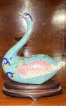 METAL CLOISONNE. FIGURA DE CISNE SOBRE PEANHA. MEDIDAS; 7,5 X 3 X 3.