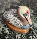 MADEIRA POLICROMADA. FIGURA DE PELICANO SOBRE PEANHA.