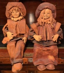 ARTESANATO DE CANTÃO EM COURO CRÚ. CASAL DE CRIANÇAS DAS TERRAS BAIXAS EM TRAJES MEDIEVAIS.
