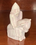 CERÂMICA ARTESANAL VITRIFICADA REPRESENTANDO CAVALEIRO INGLÊS MEDIEVAL.