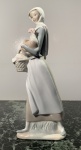 PORCELANA LLADRO - SPAIN. FIGURA DE JOVEM CAMPONESA E GALINÁCEO. MEDIDAS; 24 X 6 X 9.