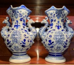 PORCELANA STONEWARE. PAR DE VASOS ALEMÃES WESTER WALD - SALT GLAZED AZUL COBALTO E BRANCO, COM FIGURAS DE "HOMEM SOLAR" NAS DUAS FACES. PEGAS COM FIGURAS DE FÊNIX (TRÊS COLADAS).