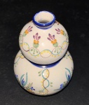 CERÂMICA VITRIFICADA PORTUGUESA - CARVALINHO. VASO DE PEQUENAS DIMENSÕES EM FORMATO GLOBULAR DUPLO. DECORAÇÃO NAIF. MEDIDAS. 9,5.