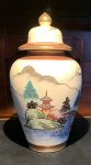 PORCELANA SATSUMA. POTICHE DE PEQUENAS DIMENSÕES COM CENAS DE PAGODE, MONTANHAS E RIO. MARCADO; MADE IN JAPAN. MEDIDAS; 20A X 9DIAM.