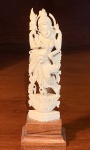 MARFIM INDIANO - SARASWATI, DEUSA DO CONHECIMENTO DAS ARTES E DA MÚSICA NO PANTEÃO DE DEUSES HINDUS. FIGURA COM SEUS QUATRO BRAÇOS, EM VESTES E EM POSTURA ERETA SOBRE FLOR DE LÓTUS, FINAMENTE ESCULPIDA. PEÇA DE COLEÇÃO. MEDIDAS; 12 X 4 X 4.