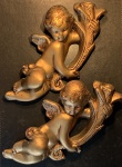 ESTUQUE DOURADO. DUAS FIGURAS DE ANJOS PORTANDO RAMOS COM TERMINAÇÃO EM CASTIÇAL. ASSINADOS. MAIOR MEDIDA; 26.