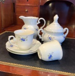 PORCELANA. PARTE DE SERVIÇO DE CAFÉ, COMPOSTO POR; 2 XÍCARAS; 2 PÍRES; 1 LEITEIRA; 1 AÇUCAREIRO. MANUFATURA REAL - SÃO PAULO.