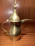 METAL DOURADO. BULE DE CAFÉ. PROCEDÊNCIA; TURQUIA. MOTIVOS FLORAIS FEITOS A MARTELO. MARCA DA MANUFATURA AO FUNDO. MEDIDAS; 23 X 20.
