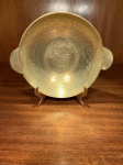 METAL DOURADO. TIJELA TURCA COM DUAS PEGAS. MARTELADA COM MOTIVOS FITOMORFOS. MEDIDAS; 12 X 5A.