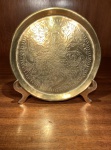 METAL DOURADO. PRATO COM SUPORTE OSTENTANDO CENA DE CALIFA EM CAÇA AOS FAISÕES. MEDIDA; 15.