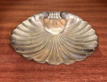 BRONZE. PESADA PEÇA EM METAL NO FORMATO DE CONCHA. SUPORTE POSTERIOR. MEDIDAS. 14 X 11,5 X 5.