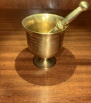 BRONZE. PESADO ALMOFARIZ E PISTILO. MEDIDAS; 9,5 X 8 (CÁLICE). 12,8 PISTÍLO.