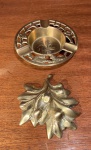 BRONZE. DUAS PEÇAS; CINZEIRO; APLIQUE REPRESENTANDO RAMO DE CAFÉ ÁRABE.