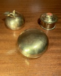 METAL DOURADO. TRÊS PEÇAS. DUAS CAIXAS COM TAMPAS E OBJETO COM FORMATO DE MAÇÃ.