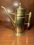 METAL DOURADO. GRANDE BULE PARA CAFÉ. ORIGEM; TURQUIA. MEDIDAS; 25A X 23C.