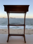 MESA DE APOIO ANTOINE ROUHLÉ. PRESENÇA DE GAVETA E ETAGER. DESGASTE NA LUSTRAÇÃO. MEDIDAS; 57C X 36L X 66A. *NOTA. ESTE ITEM DEVERÁ SER RETIRADO ATÉ O DIA 06 DE JULHO POR FRETE OU TRANSPORTADORA CONTRATADA PELO ARREMATANTE.